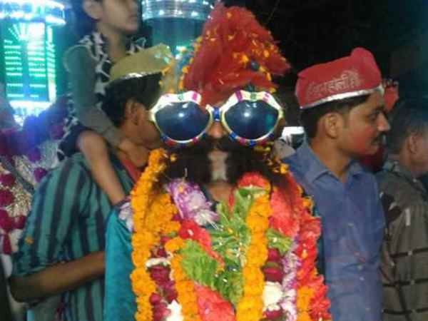 कंधे पर खूब टहला दूल्हा हथौड़ा