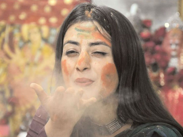 बॉलीवुड गानों पर थिरके लोग