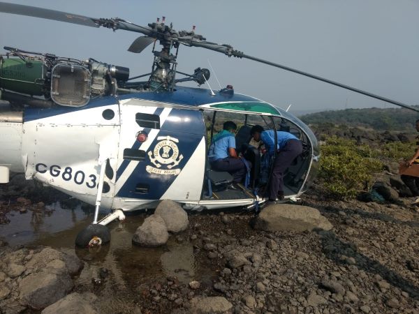 भारतीय तटरक्षक का हेलिकॉप्टर महाराष्ट्र के रायगढ़ में क्रैश, पायलट घायल भारतीय तटरक्षक का हेलिकॉप्टर महाराष्ट्र के रायगढ़ में क्रैश, पायलट घायल