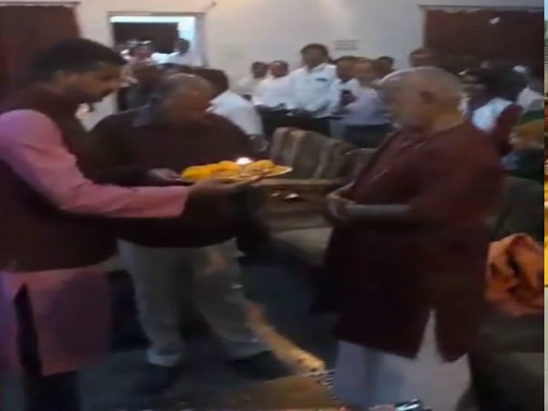 जन्मदिन के अवसर पर उतारी आरती