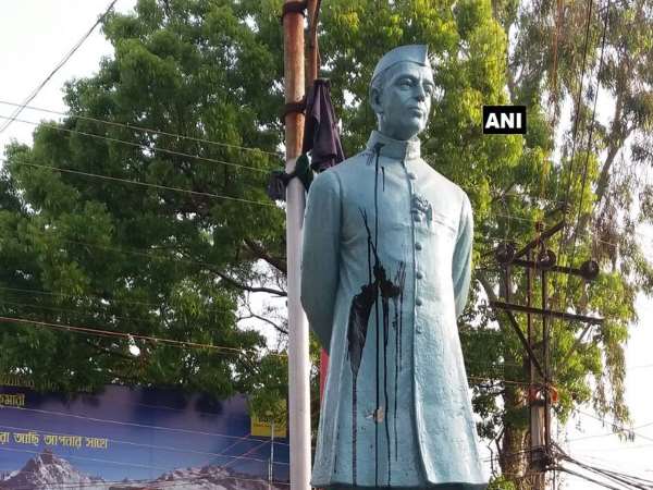 पश्चिम बंगाल: जवाहरलाल नेहरू की मूर्ति पर फेंकी काली स्याही पश्चिम बंगाल: जवाहरलाल नेहरू की मूर्ति पर फेंकी काली स्याही