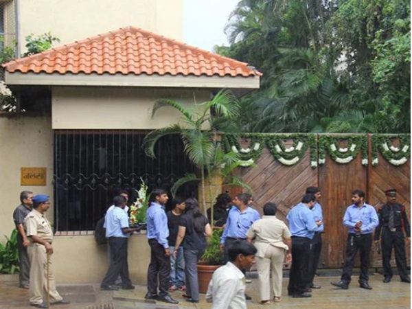 मुंबई, फ्रांस और दुबई में आलीशान बंगले