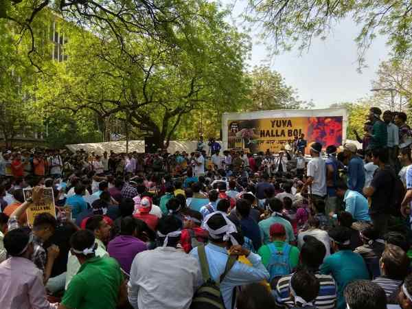 SSC छात्रों और दिल्ली पुलिस में टकराव, कई जगह लाठीचार्ज SSC छात्रों और दिल्ली पुलिस में टकराव, कई जगह लाठीचार्ज