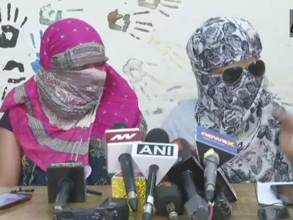 मंगलवार को आरोपी प्रोफेसर को गिरफ्तार किया गया था लेकिन आठ एफआईआर और मजिस्ट्रेट के सामने पीड़िताओं के बयान दर्ज होने के बावजूद पुलिस ने जमानत नहीं मांगी थी और जौहरी को कुछ घंटे में ही जमानत मिल गई थी। दिल्ली पुलिस ने मंगलवार को जौहरी को गिरफ्तार कर पटियाला हाउस कोर्ट में पेश किया, शाम को कोर्ट ने प्रोफेसर को जमानत दे दी थी। मंगलवार को आरोपी प्रोफेसर को गिरफ्तार किया गया था लेकिन आठ एफआईआर और मजिस्ट्रेट के सामने पीड़िताओं के बयान दर्ज होने के बावजूद पुलिस ने जमानत नहीं मांगी थी और जौहरी को कुछ घंटे में ही जमानत मिल गई थी। दिल्ली पुलिस ने मंगलवार को जौहरी को गिरफ्तार कर पटियाला हाउस कोर्ट में पेश किया, शाम को कोर्ट ने प्रोफेसर को जमानत दे दी थी।