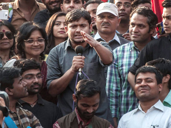 मोदी चचा का बहुत कुर्ता खींचा है