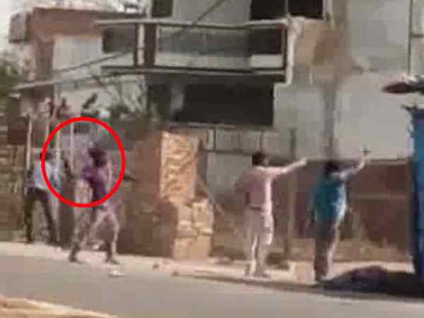 Stone throwing in two sides in Kanpur Stone throwing in two sides in Kanpur
