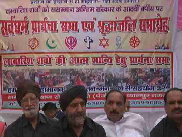 An organisation doing last rites of unidentified bodies to save Ganga An organisation doing last rites of unidentified bodies to save Ganga