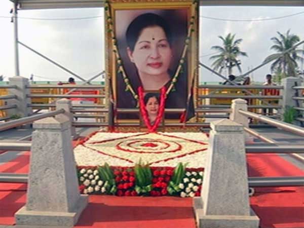 जयललिता मेमोरियल पर तैनात कॉन्सटेबल ने खुद को मारी गोली जयललिता मेमोरियल पर तैनात कॉन्सटेबल ने खुद को मारी गोली