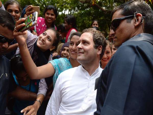 Video: छात्रा ने कहा- सर सेल्फी क्लिक करनी है, मंच से उतर आए राहुल गांधी Video: छात्रा ने कहा- सर सेल्फी क्लिक करनी है, मंच से उतर आए राहुल गांधी