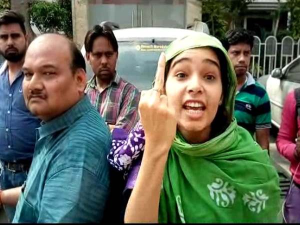 meerut girl beaten a man who is trying to molestion with her meerut girl beaten a man who is trying to molestion with her