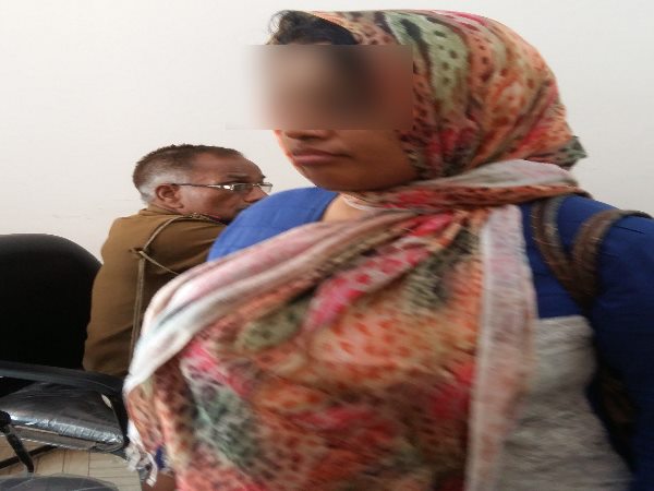 शराब के नशे में धुत मिली लड़की