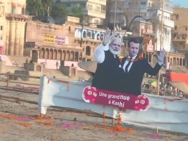 12 घाटों को निहारा था मैंक्रों ने
