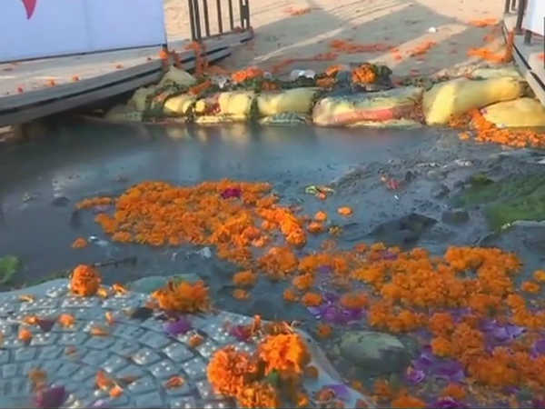 उड़ेला गया टनों इत्र
