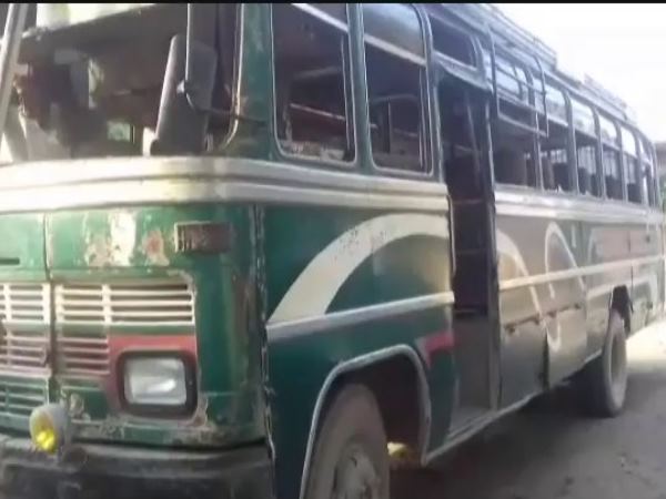 बस में अकेली पाकर कंडक्टर और खलासी ने की छेड़खानी