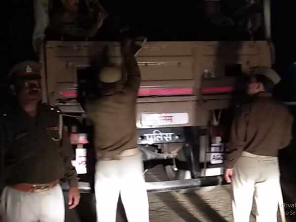 गांव में पुलिस फोर्स तैनात