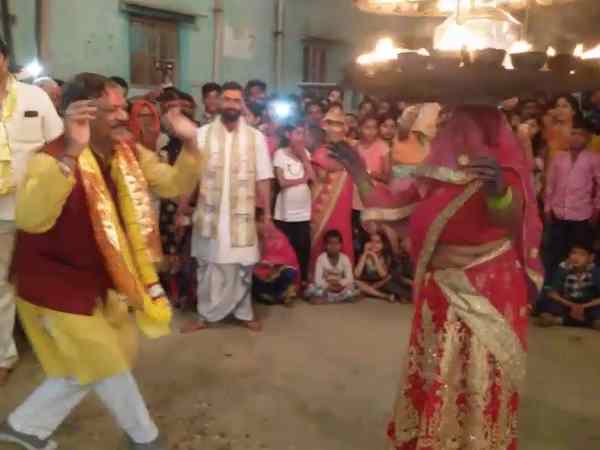 BJP MLA dance with Charkula dance in Mathura BJP MLA dance with Charkula dance in Mathura