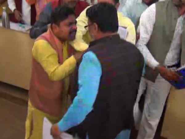 Meerut municipal board meeting held between BJP and BSP corporators Meerut municipal board meeting held between BJP and BSP corporators
