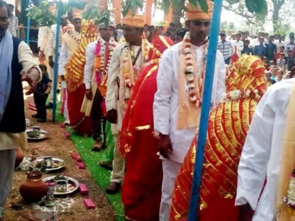 तीन बच्चों वाले दंपतियों ने रचाई शादी