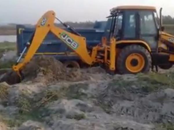 Video of illegal sand mining by showing pistol in Moradabad Video of illegal sand mining by showing pistol in Moradabad