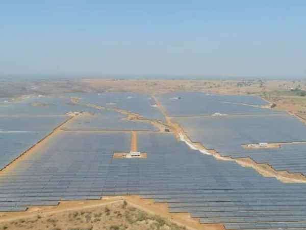 फ्रांसीसी दूतावास के अधिकारियों का दल भी जमा रहा