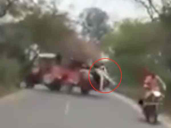 tractor trolly disbalance on road accident in moradabad tractor trolly disbalance on road accident in moradabad