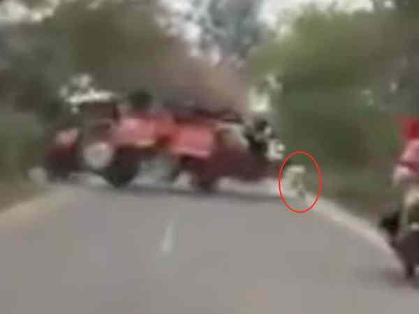 tractor trolly disbalance on road accident in moradabad tractor trolly disbalance on road accident in moradabad