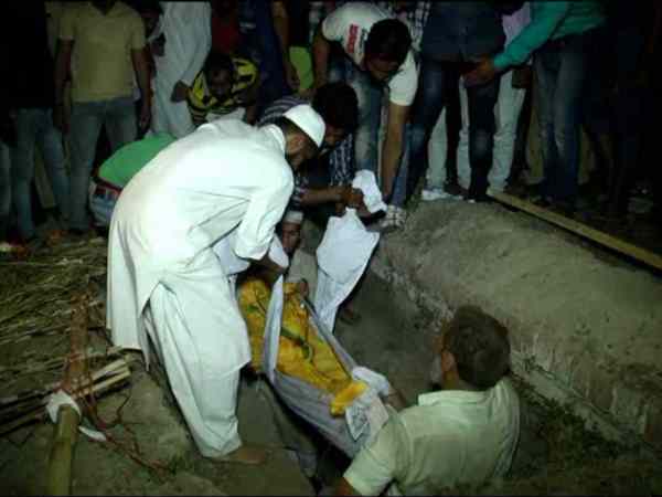 अर्थी भी उठी, दफ्न भी हुआ