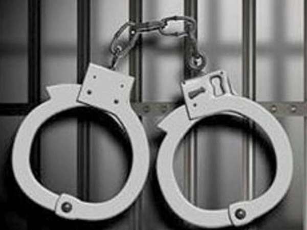 मां को पुलिस ने किया गिरफ्तार