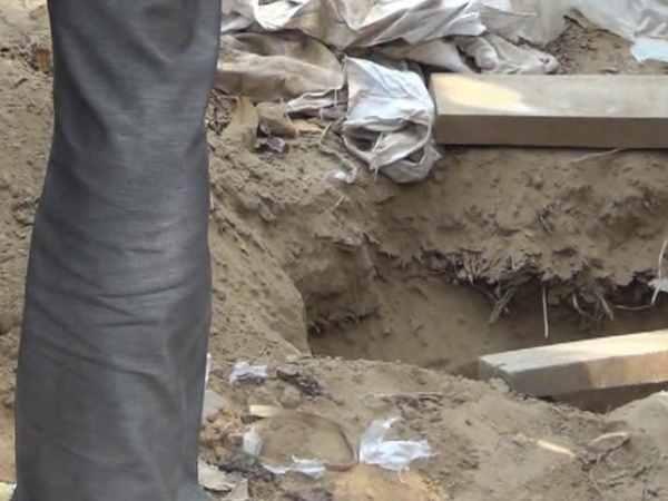 Dead bodies of children are lost from graveyard of Meerut Dead bodies of children are lost from graveyard of Meerut