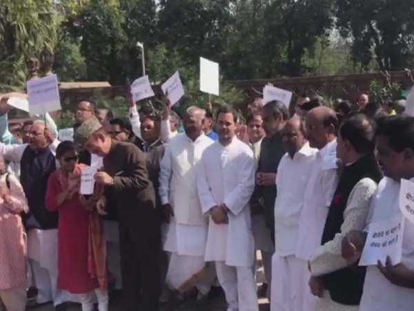Budget Session Live: कांग्रेस अध्यक्ष राहुल गांधी के नेतृत्व में कांग्रेस सांसदों ने किया प्रदर्शन Budget Session Live: कांग्रेस अध्यक्ष राहुल गांधी के नेतृत्व में कांग्रेस सांसदों ने किया प्रदर्शन