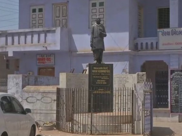 गुजरात: सरदार पटेल की मू्र्ति को पहनाई बोतलों और घास की माला गुजरात: सरदार पटेल की मू्र्ति को पहनाई बोतलों और घास की माला