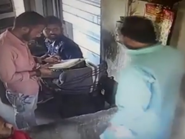 हरे रंग के कुर्ते में दिख रहे हैं विधायक जी