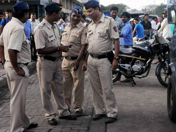 टेबल के पास आकर करने लगा अश्लील हरकत