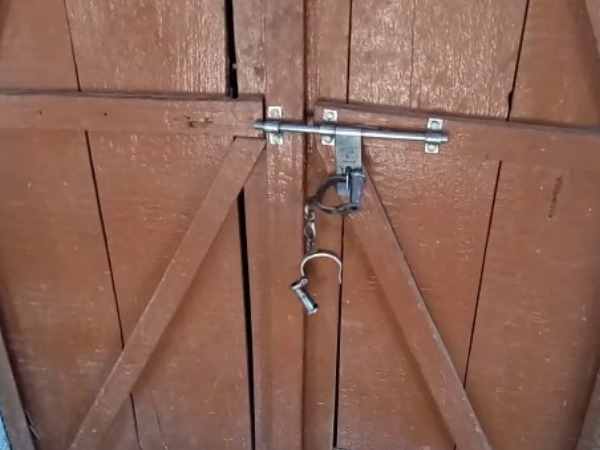 Handcuff in place of lock in Mathura Police station Handcuff in place of lock in Mathura Police station