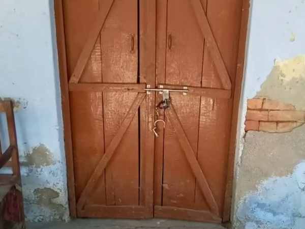 Handcuff in place of lock in Mathura Police station Handcuff in place of lock in Mathura Police station