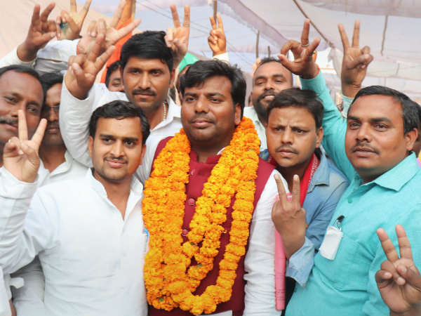 मैकेनिकल इंजीनियर की डिग्री है प्रवीण कुमार निषाद के पास