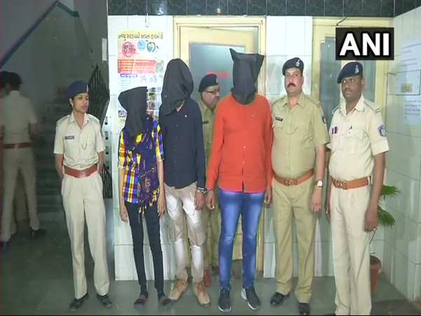 गुजरात: होली के दिन तलवार लेकर युवती ने लोगों को दौड़ाया, अरेस्ट गुजरात: होली के दिन तलवार लेकर युवती ने लोगों को दौड़ाया, अरेस्ट