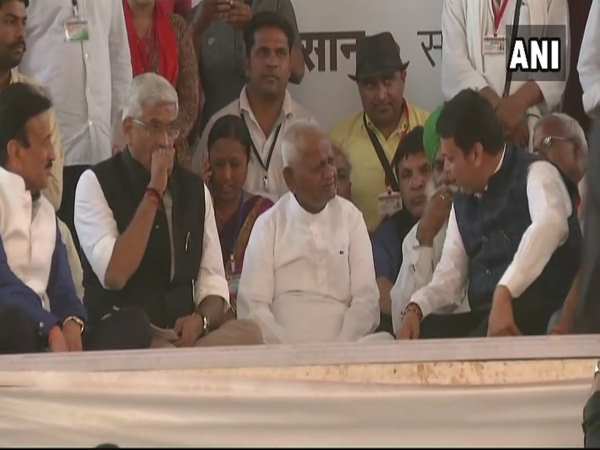 अन्ना हजारे ने तोड़ा अनशन, महाराष्ट्र के CM देवेंद्र फडणवीस ने तुड़वाया अन्ना हजारे ने तोड़ा अनशन, महाराष्ट्र के CM देवेंद्र फडणवीस ने तुड़वाया