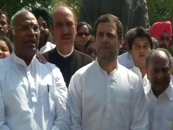 फिर नहीं चली संसद, कांग्रेस ने की SC/ST फैसले पर सरकार से रिव्यू पिटीशन दायर करने की मांग फिर नहीं चली संसद, कांग्रेस ने की SC/ST फैसले पर सरकार से रिव्यू पिटीशन दायर करने की मांग