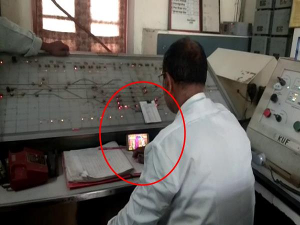 vrial video railway employee caught watching a movie during his duty vrial video railway employee caught watching a movie during his duty