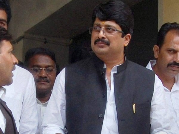 राजा भैया ने वोटिंग से पहले कही सपा को वोट देने की बात, मतदान के बाद योगी के साथ की बैठक राजा भैया ने वोटिंग से पहले कही सपा को वोट देने की बात, मतदान के बाद योगी के साथ की बैठक