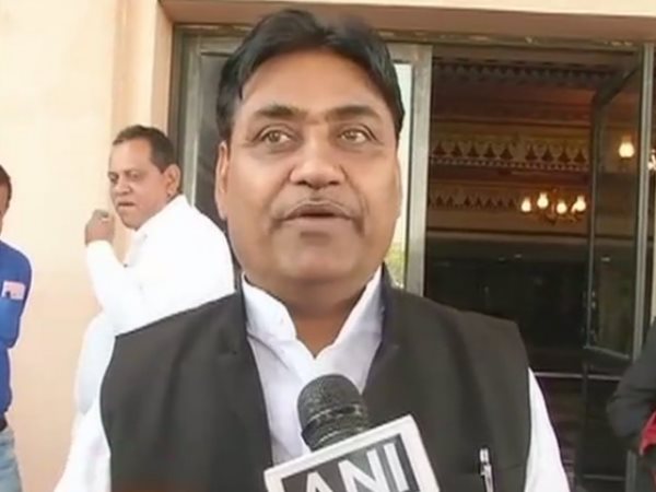 सरकार सबको बाबा बनाना चाहती है: कांग्रेस