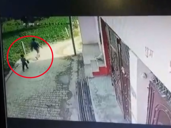 टॉफी बिस्किुट देने के बहाने बच्चों को एकांत में ले जाता था