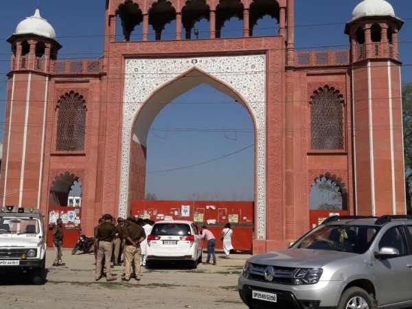 मदरसे का गेट मिला बंद