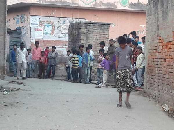 लोगों ने किया पथराव