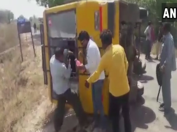 गुजरात के अमरेली में स्कूल बस पलटी, 20 छात्र घायल गुजरात के अमरेली में स्कूल बस पलटी, 20 छात्र घायल