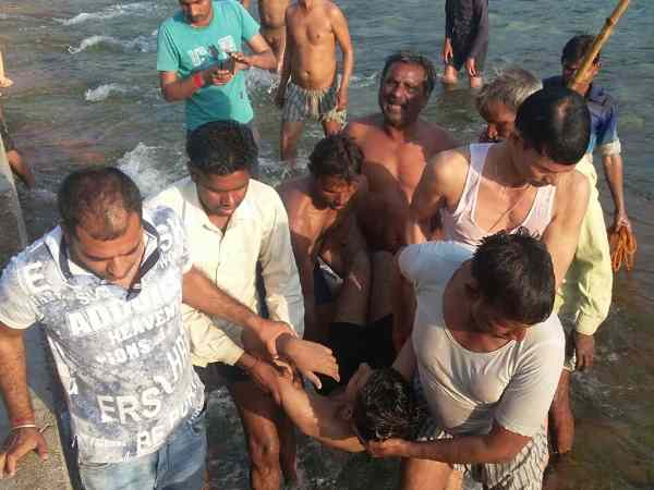 Death of two friends drowning after taking selfie Death of two friends drowning after taking selfie
