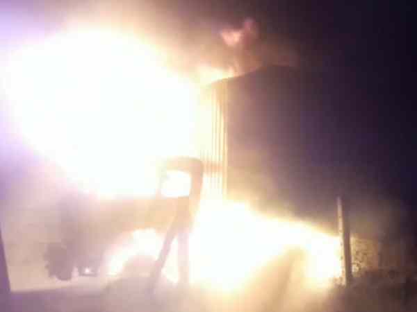 A fire on containers and 8 magic vehicles short circuits in Shahjahanpur A fire on containers and 8 magic vehicles short circuits in Shahjahanpur