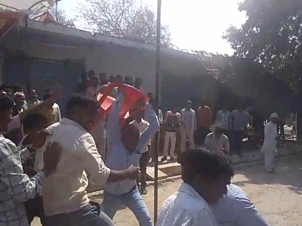 SP and BJP supporters fight in Hardoi during election SP and BJP supporters fight in Hardoi during election