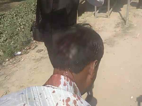SP and BJP supporters fight in Hardoi during election SP and BJP supporters fight in Hardoi during election